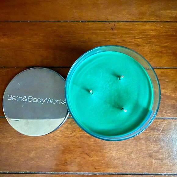 NEW TREE FARM 3-Wick 14.5oz Candle Bath & Body Works - Picture 2 of 3